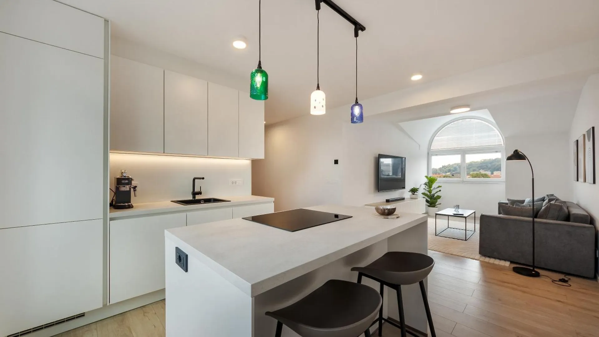 Apartment Luxe Penthouse With A Castle View
